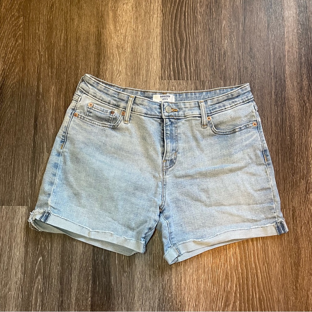 DENIZEN® from Levi's® Women's Mid-Rise SIZE 10 W30 Light Wash Blue Shorts.